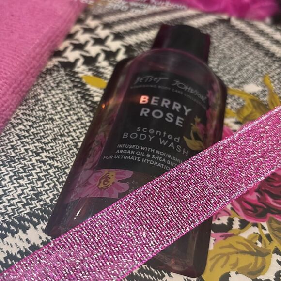 Betsey Johnson Shower Wrap, hair turban & Bath Set - Picture 8 of 8